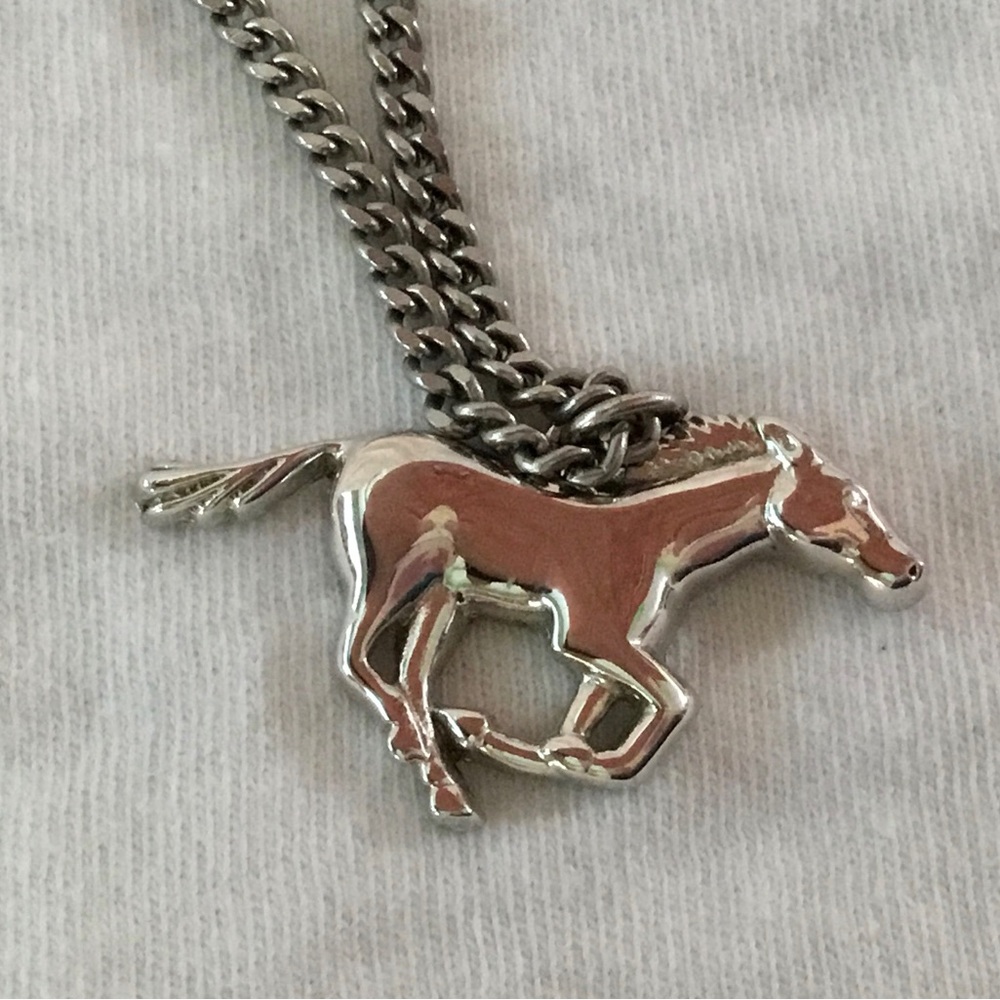 Vintage Avon Men’s Silver Tone Mustang, Bronco Horse Necklace - Picture 3 of 4